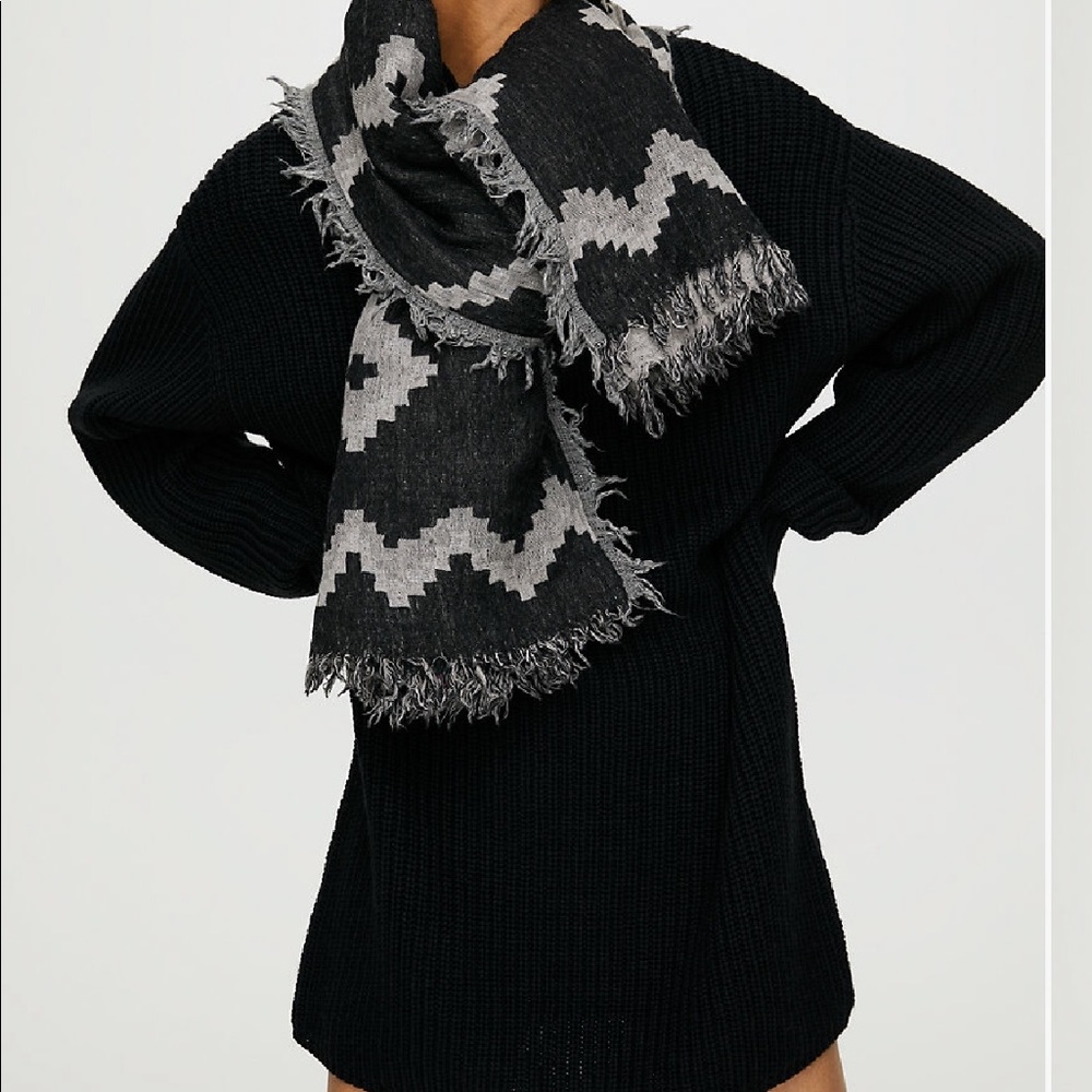 Aritzia Diamond Blanket Scarf